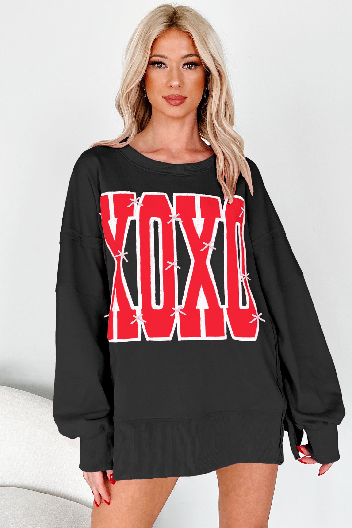 White Bow Sequin XOXO Letter Graphic Exposed Seam Baggy Sweatshirt
